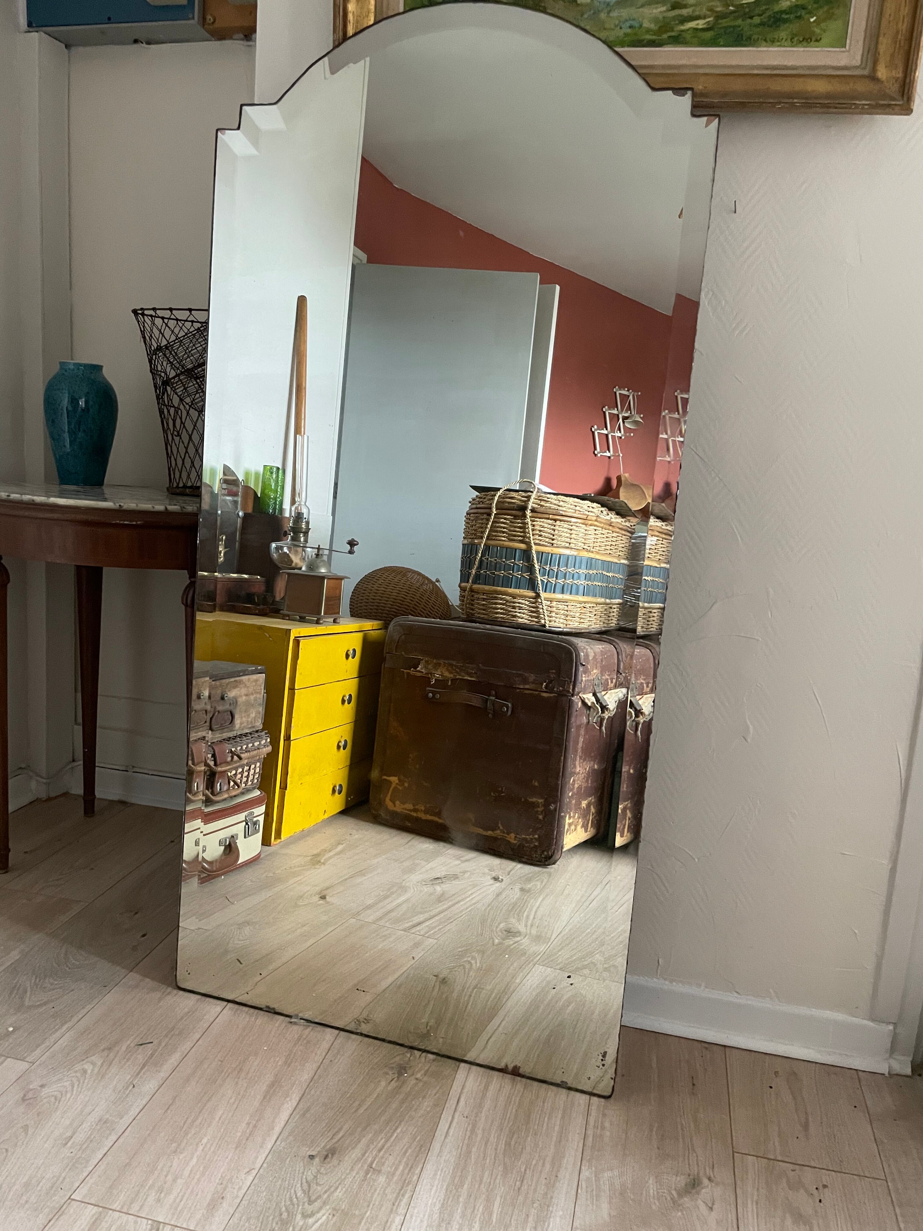 Rounded beveled mirror