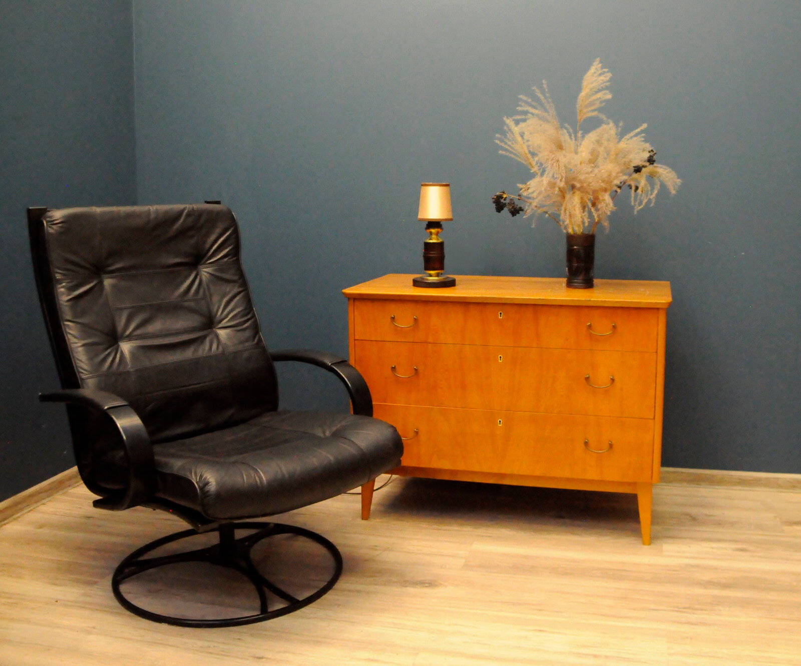 Modern armchair in black leather Gota Mobler
