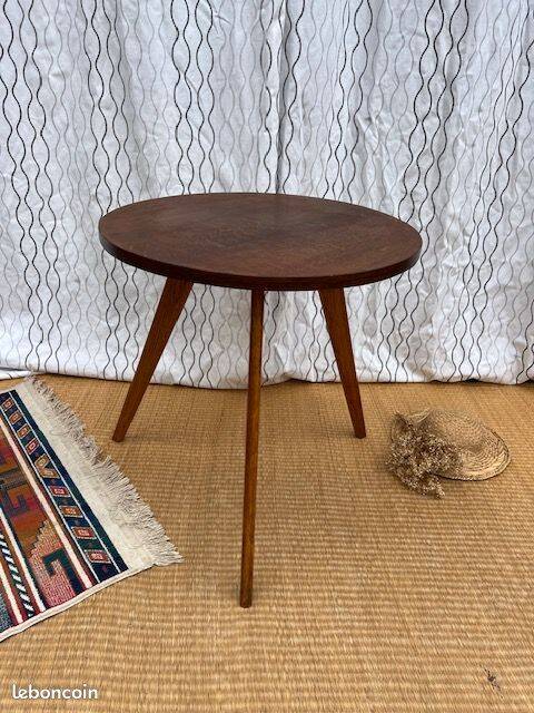 Pretty little vintage round table with tapered legs.