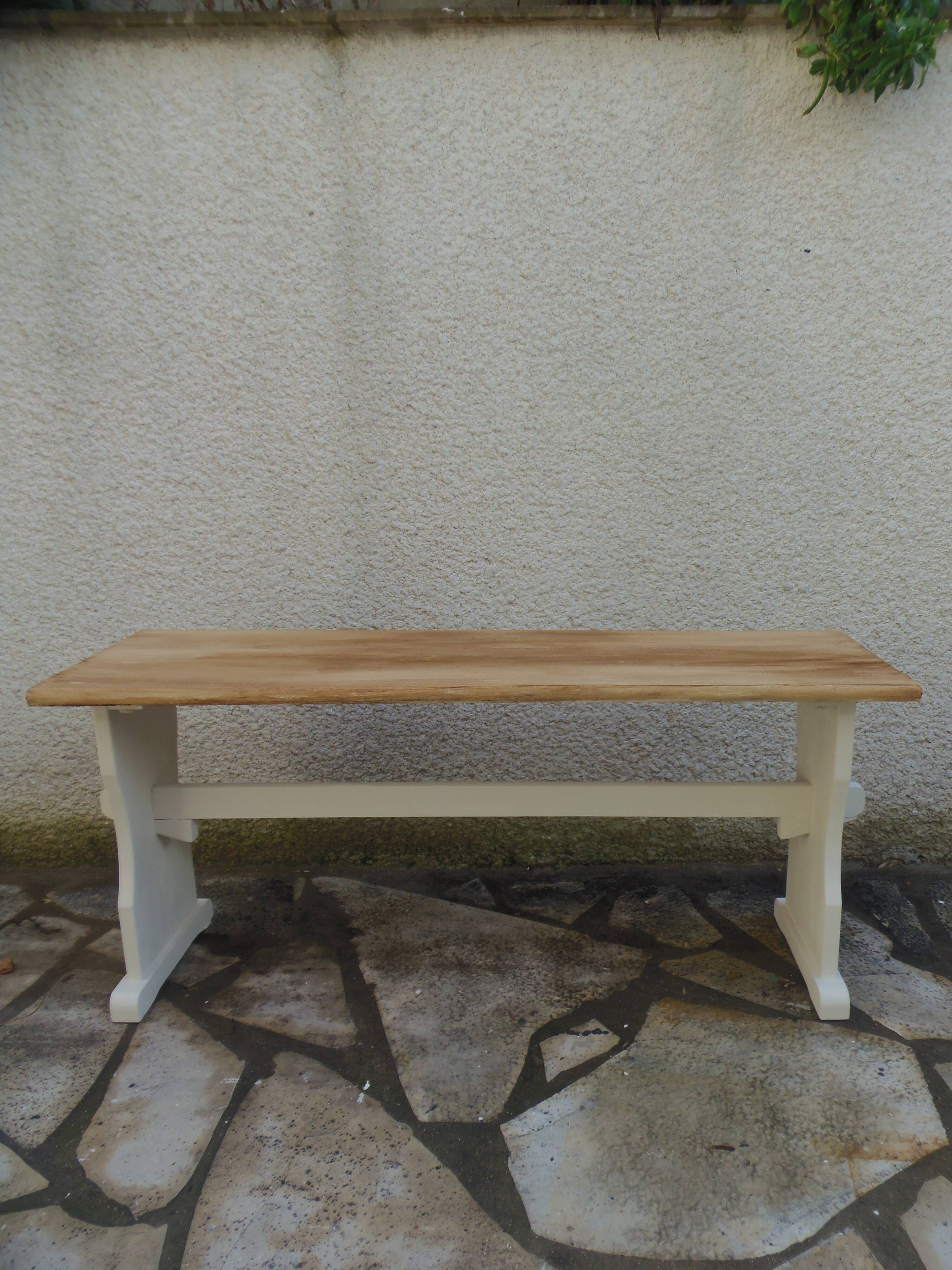 Banc réenchanté en beige, assise bois.