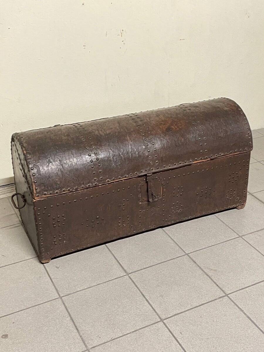 Antico baule da viaggio con borchie, XVIII-XIX secolo