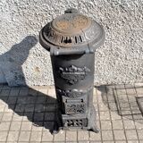 Poêle décoratif ancien en fonte noir Germare charbon bois