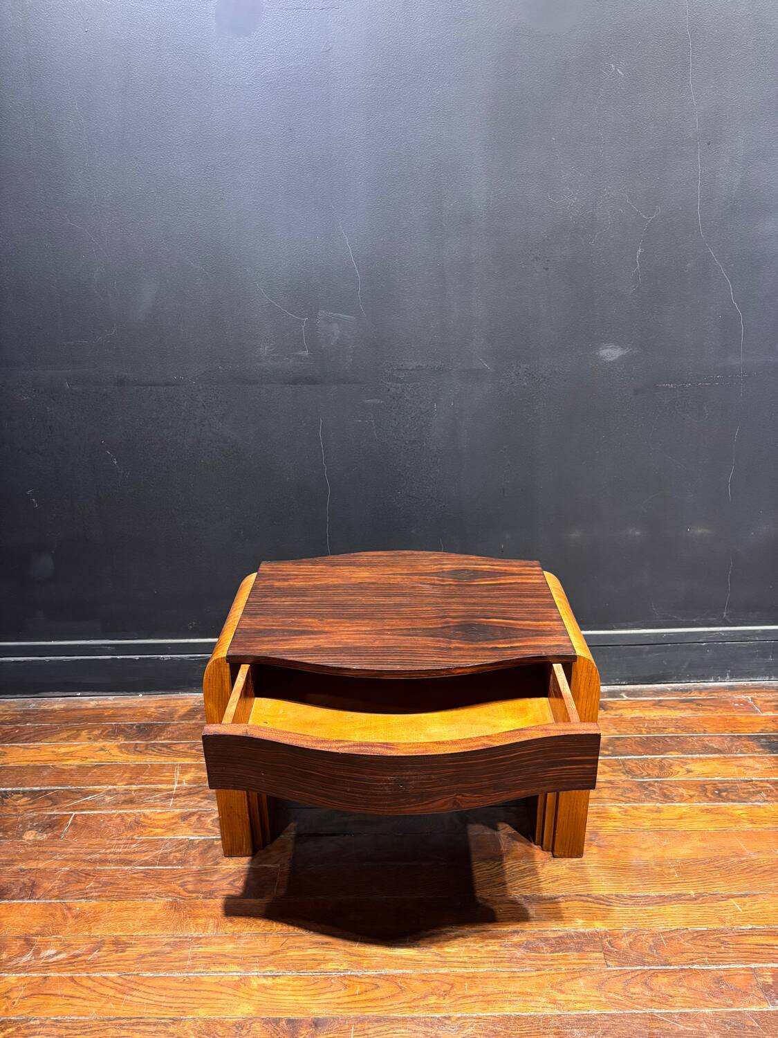 Solid wood side table – Vintage charm and timeless elegance