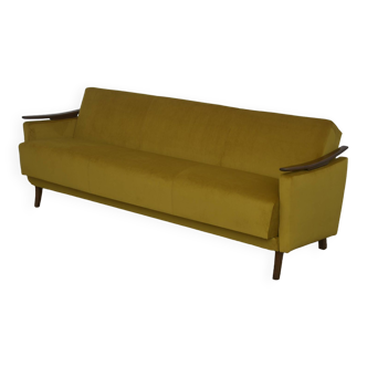 Canapé plié en velours jaune, années 1960.
