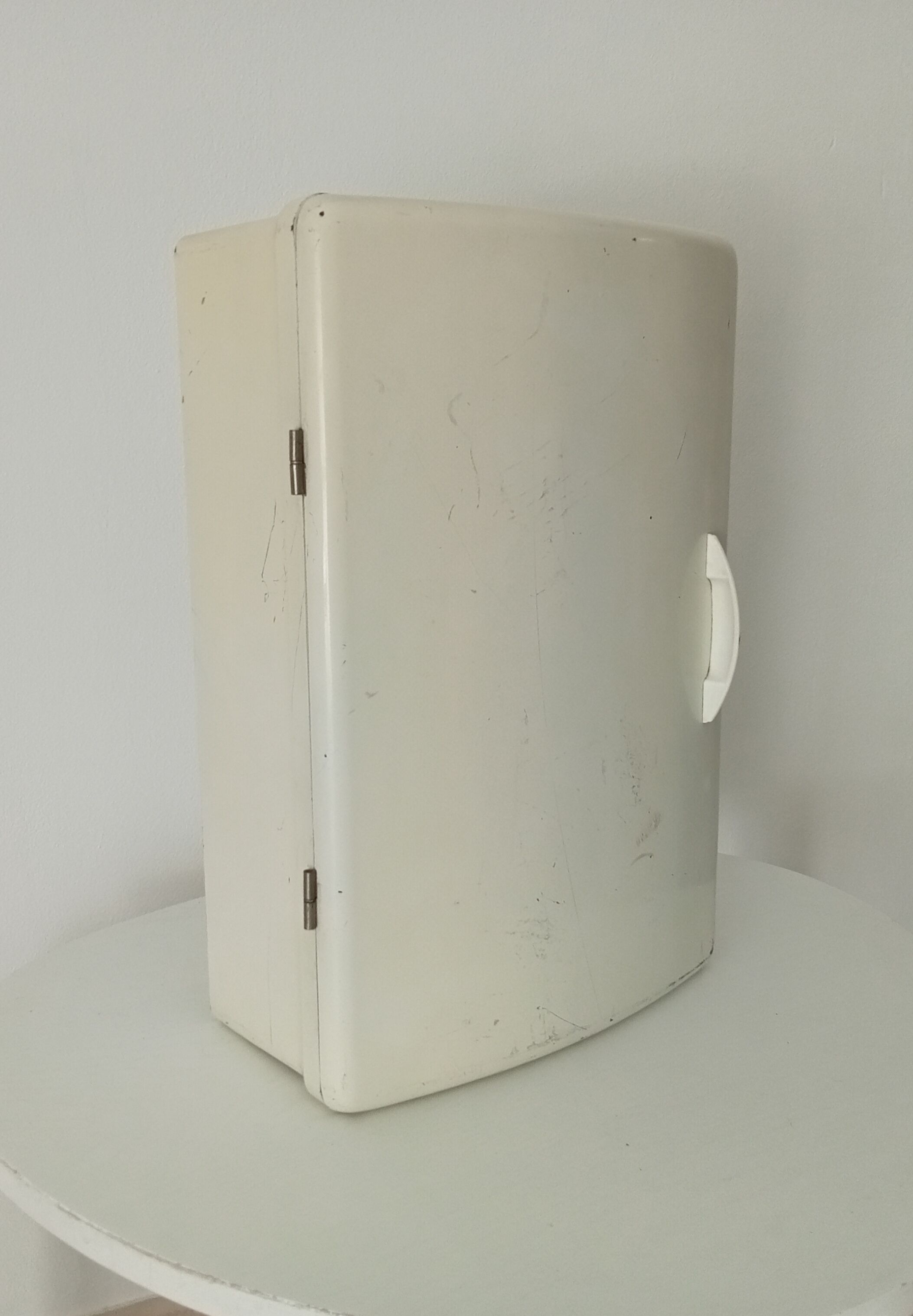 Vintage medicine cabinet in bakelite 70s