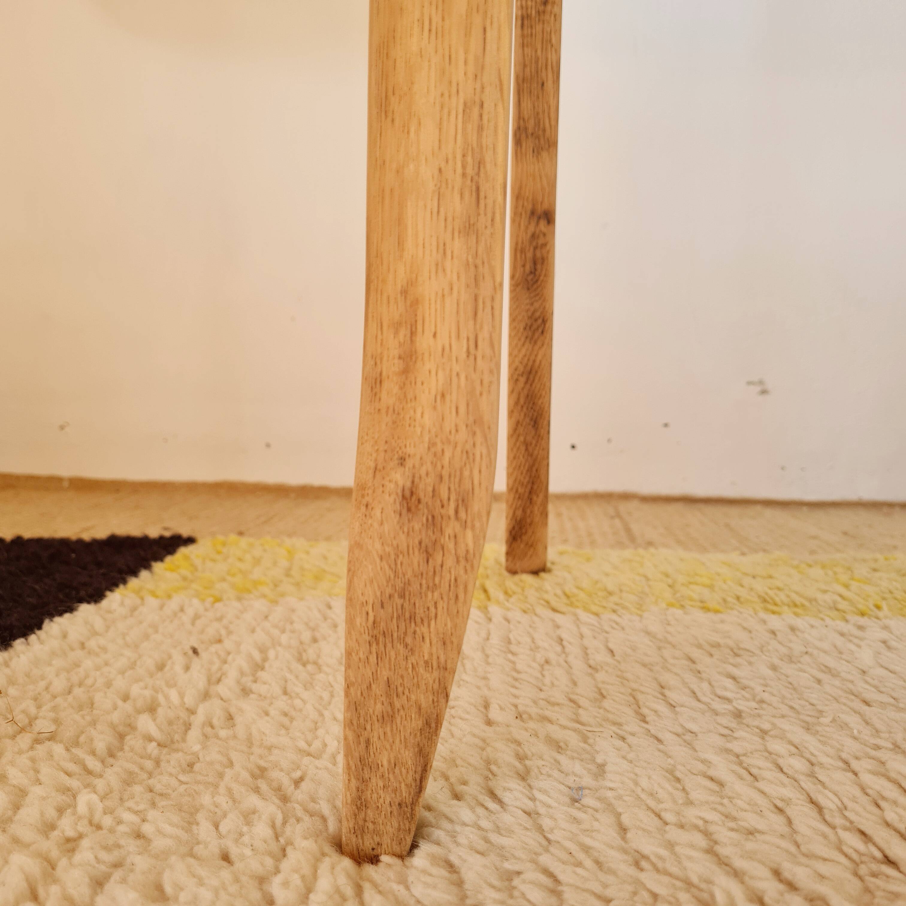 Chaise ancienne rénovée – bois sculpté et dossier vert