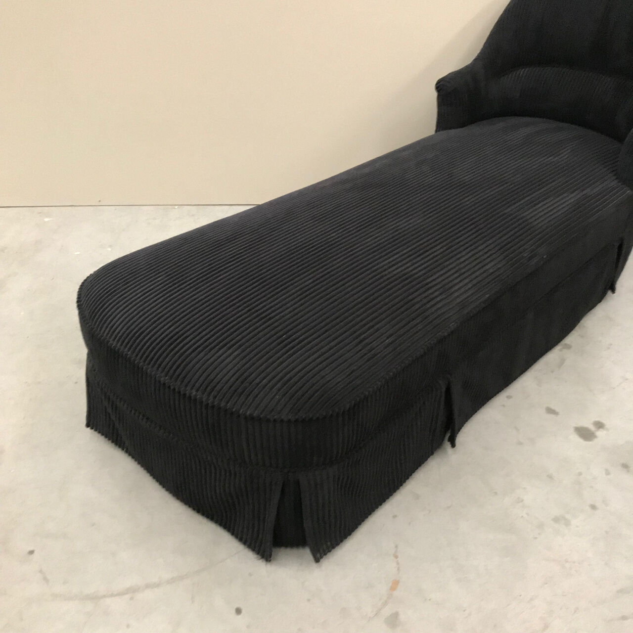 Banquette-lit en velours noir-méridienne