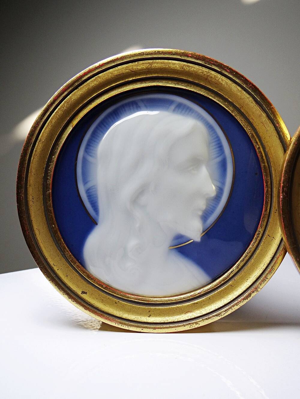 Pair of religious medallions in Limoges porcelain, circa 1900-1930.