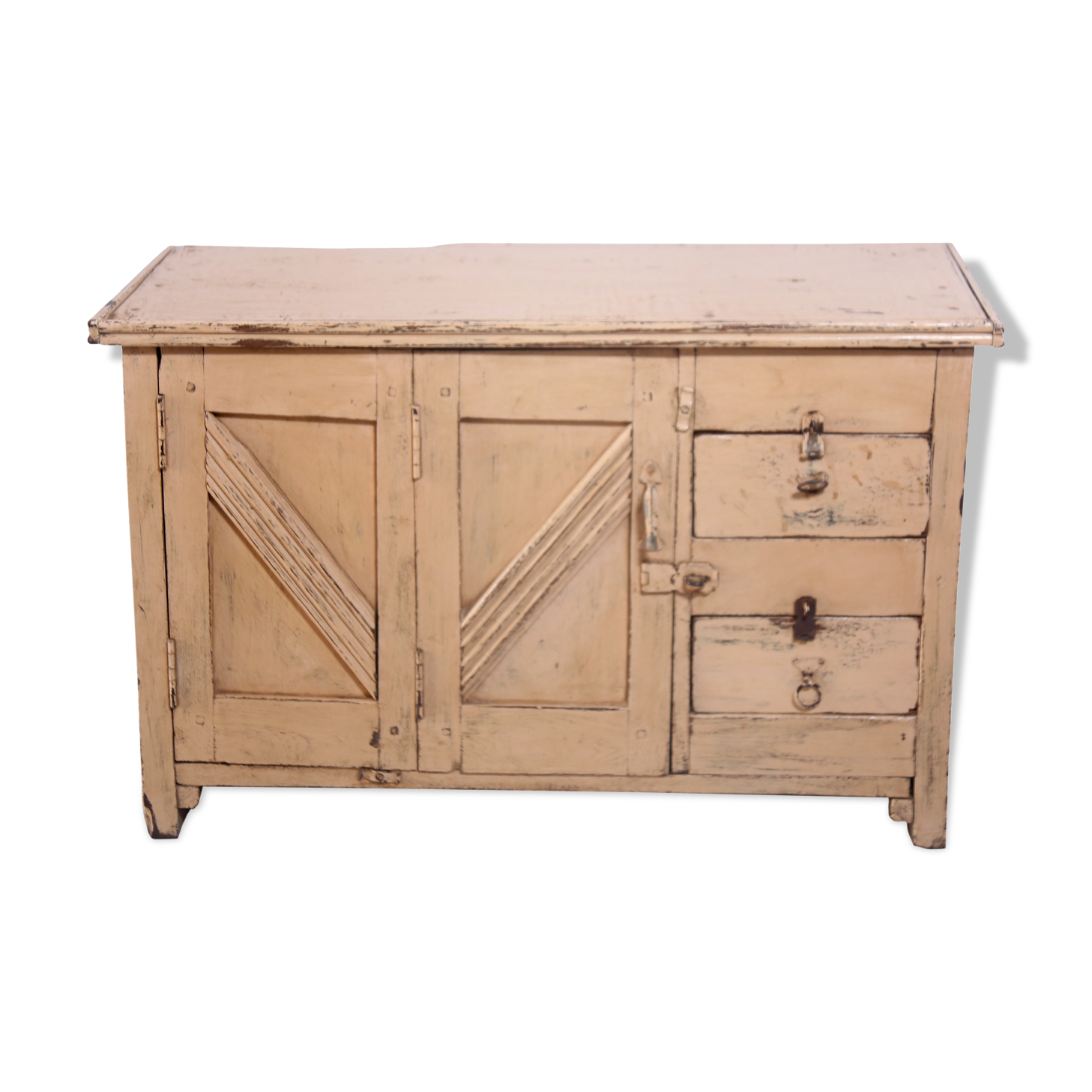 Buffet down in ancient Burmese teak