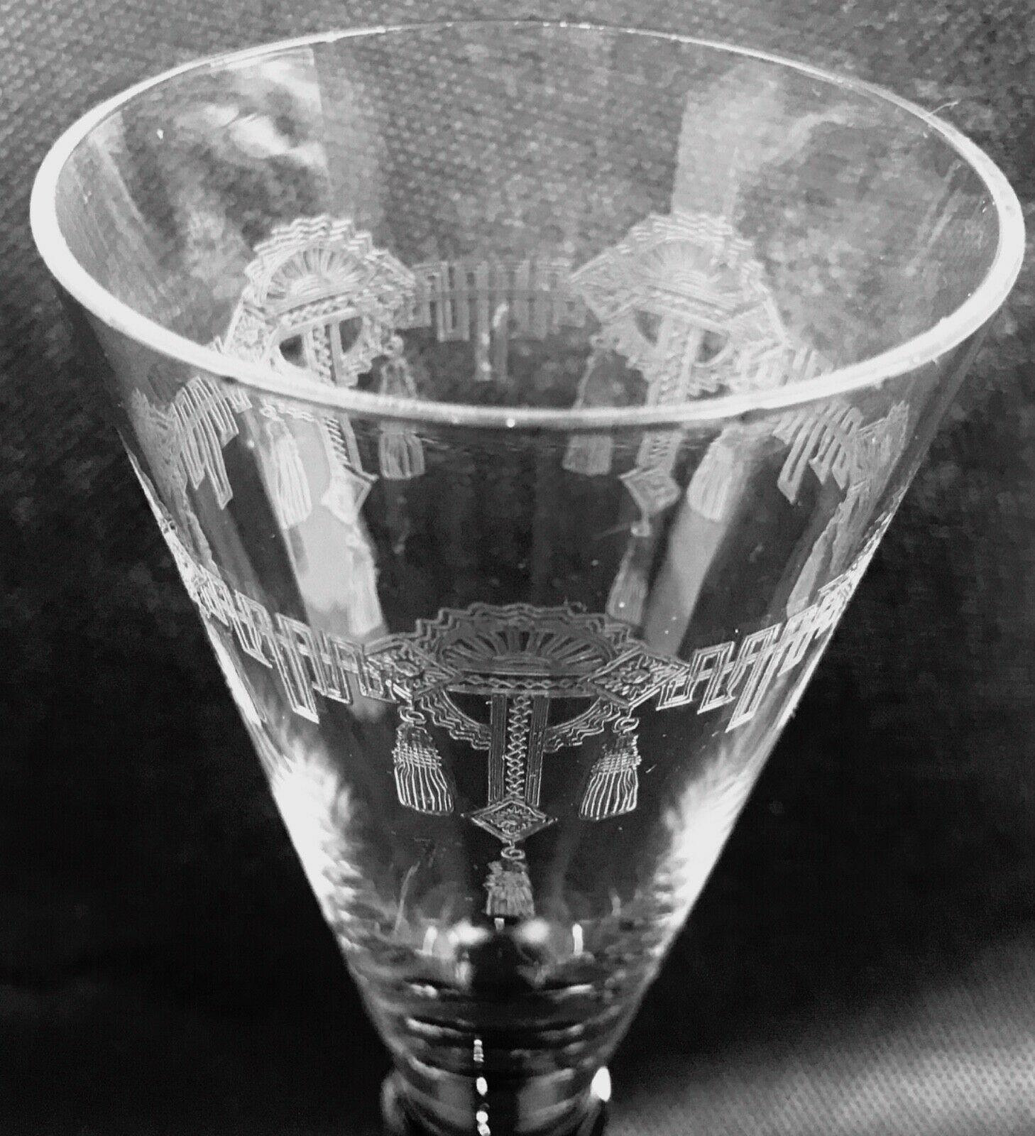 Set of 8 old glasses engraved black feet