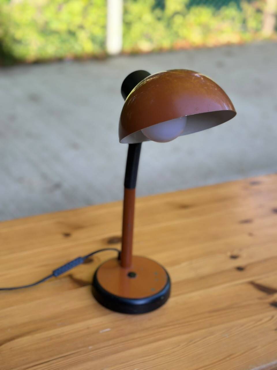 Vintage 70s desk lamp with a swan neck in terracotta and black, space age style.