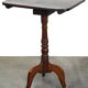 Belle table/table d'appoint anglaise antique à plateau inclinable avec un plateau carré
