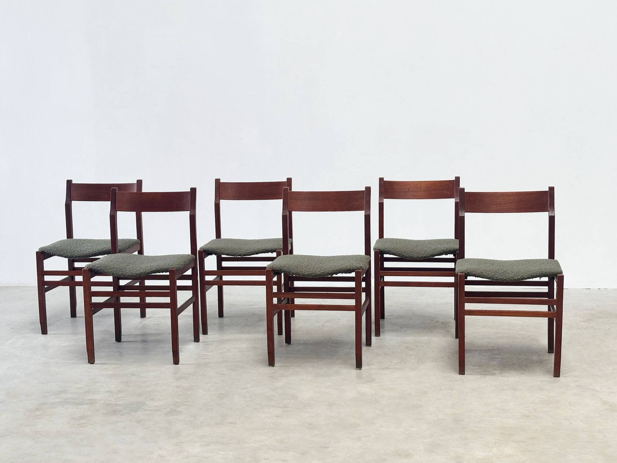 Ensemble de six élégantes chaises de salle à manger italiennes