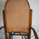 Rocking-chair en bois teinté et assise cannée
