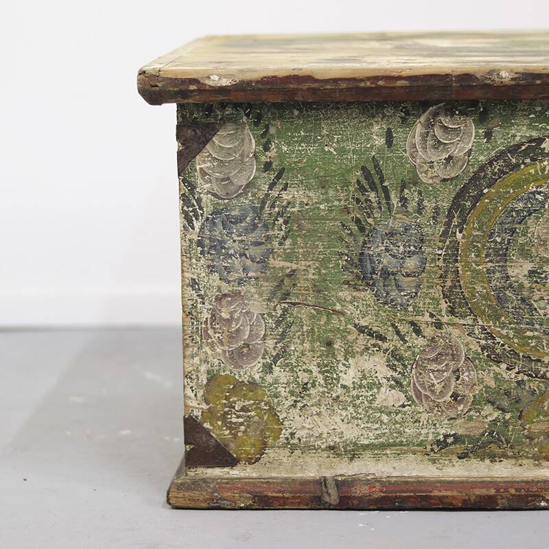 Coffre de mariée peint en art populaire roumain antique