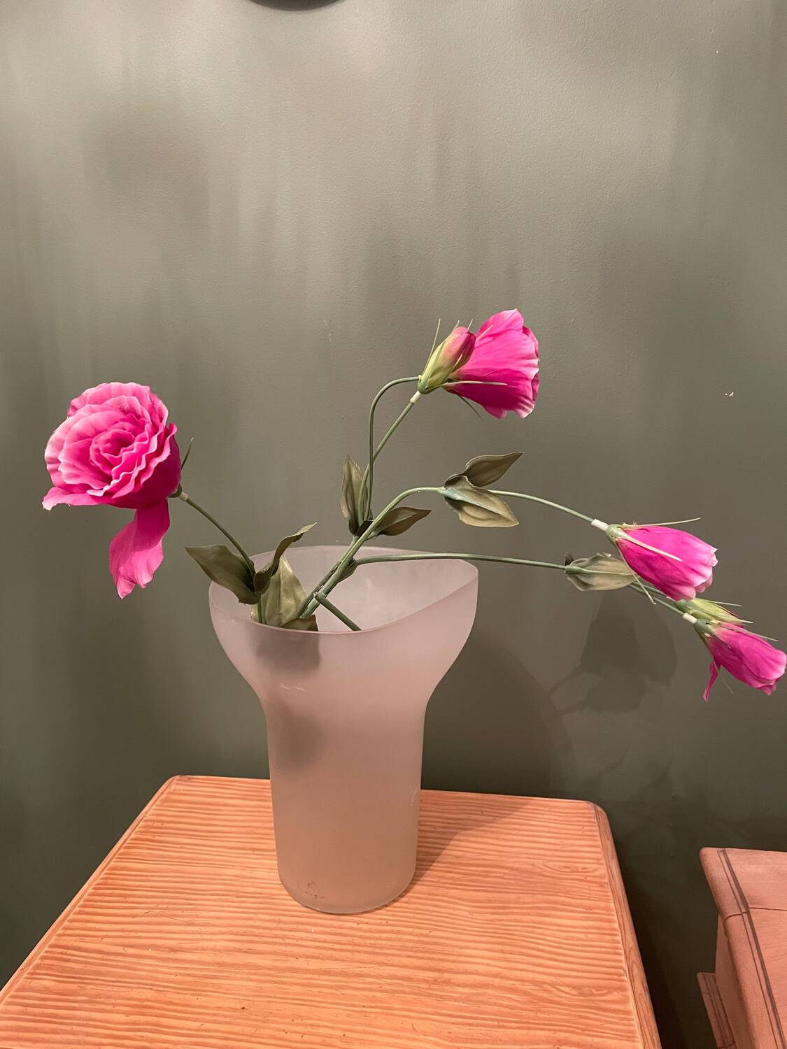 Vase adymetrique en verre opque