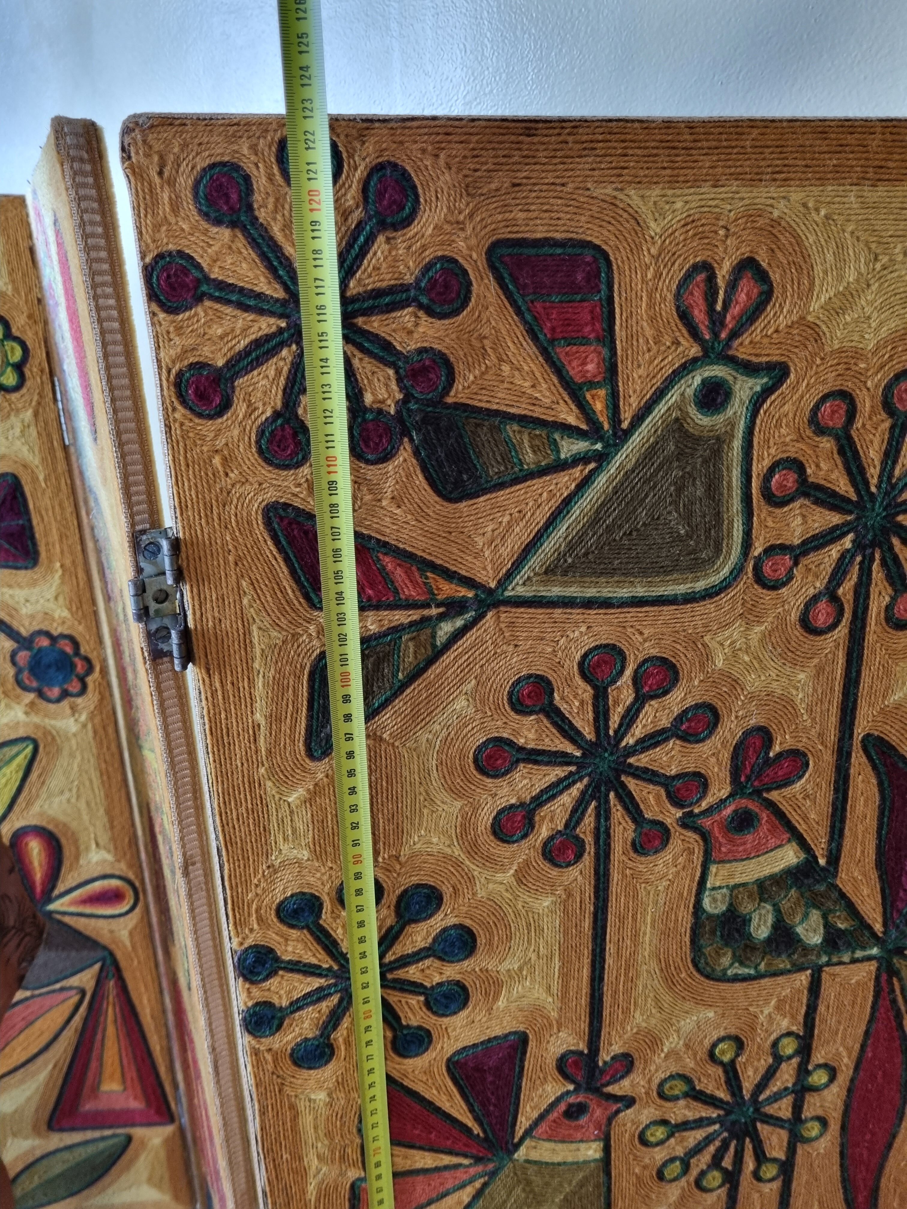 Paravent à décor de fils de laine, art "Huichol", signé, 123 cm