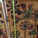 Paravent à décor de fils de laine, art "Huichol", signé, 123 cm