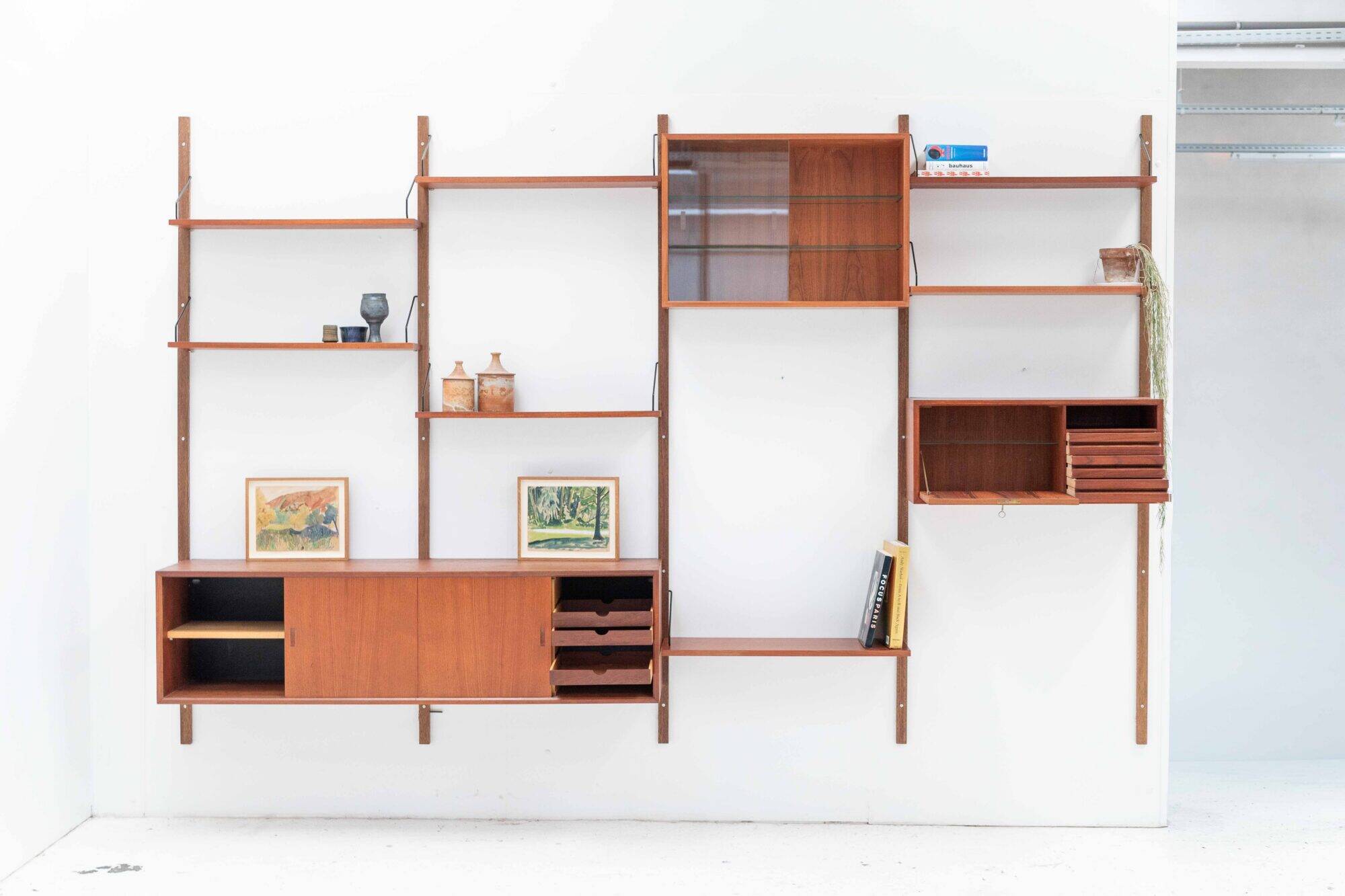 Wall unit with 4 modules by P. Cadovius