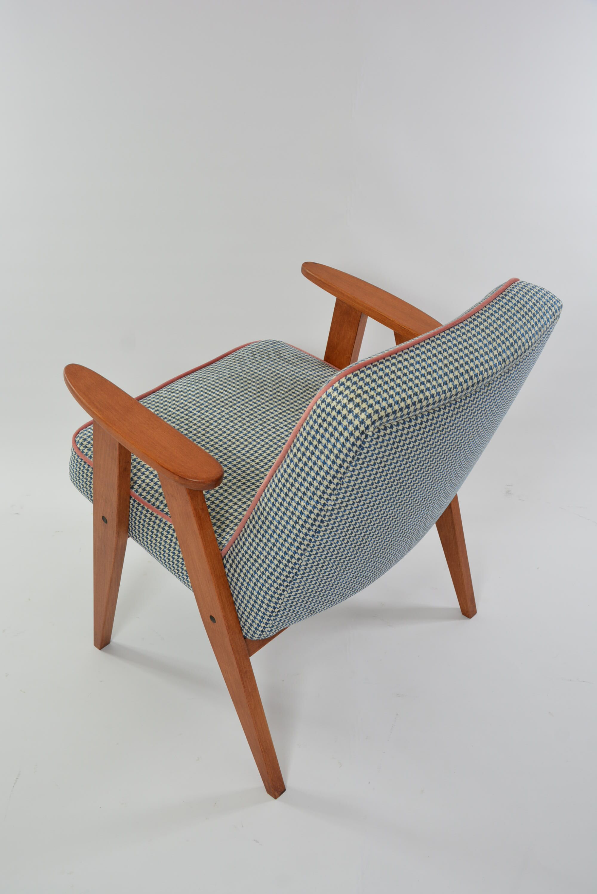 Fauteuil 366 pieds de poule bleu