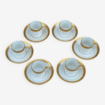 6 tasses et leurs sous-tasses en porcelaine