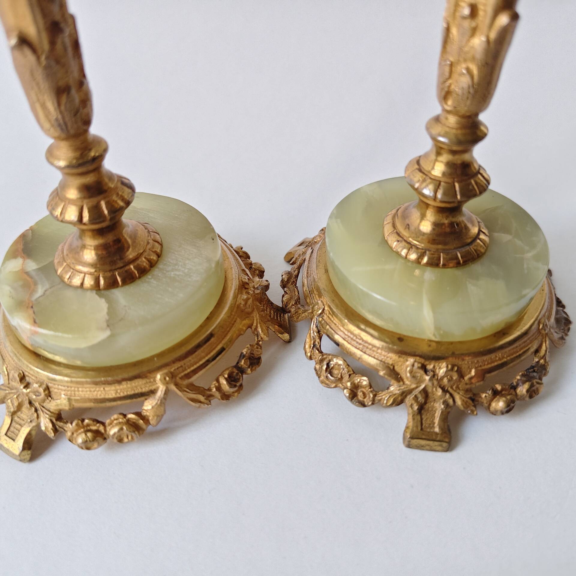 Pair of neoclassical candle holders in gilded bronze and green onyx, bust of