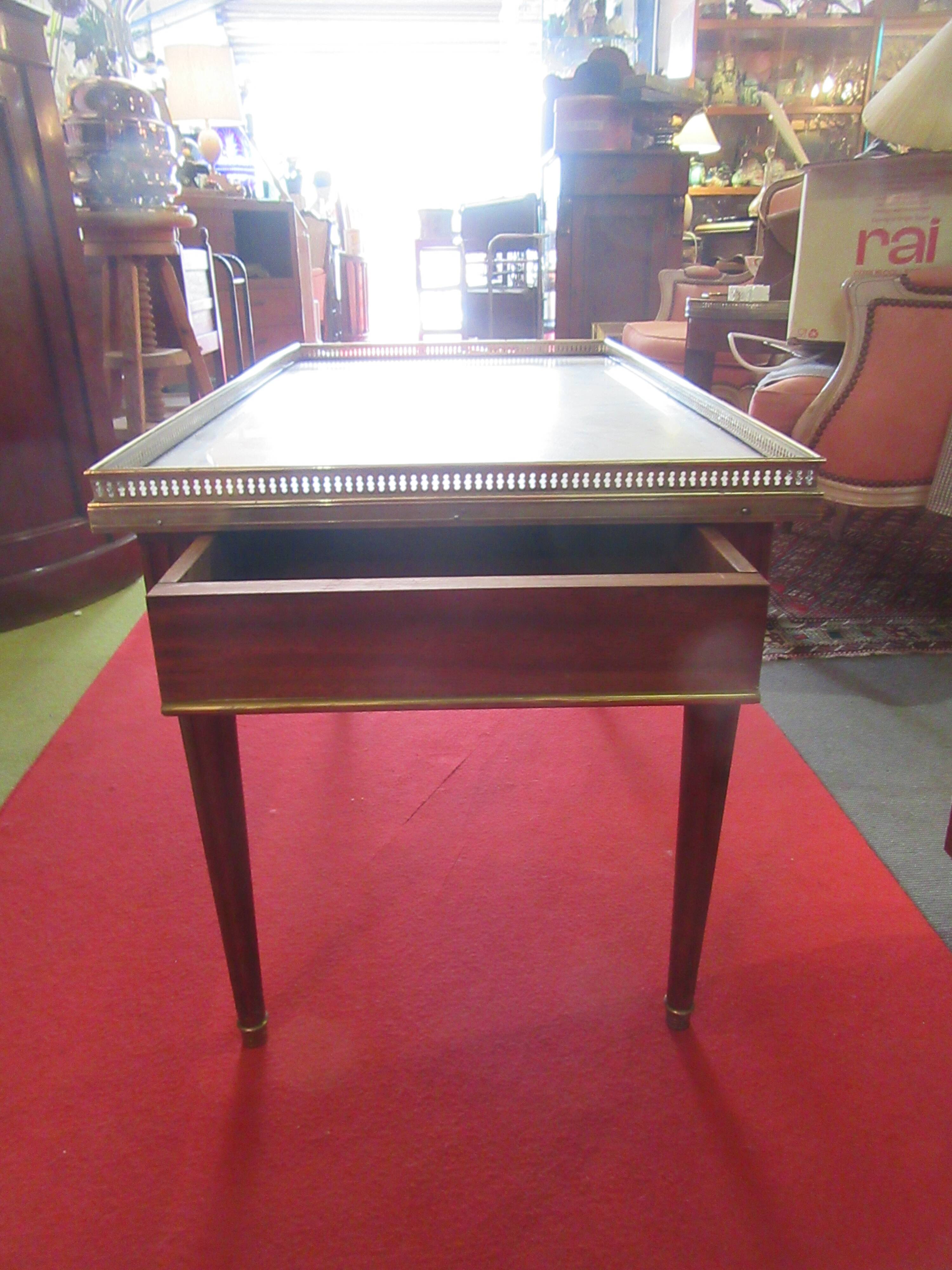 Table basse style louis XVI en acajou et laiton
