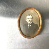 Metal gold colored oval picture frame brass