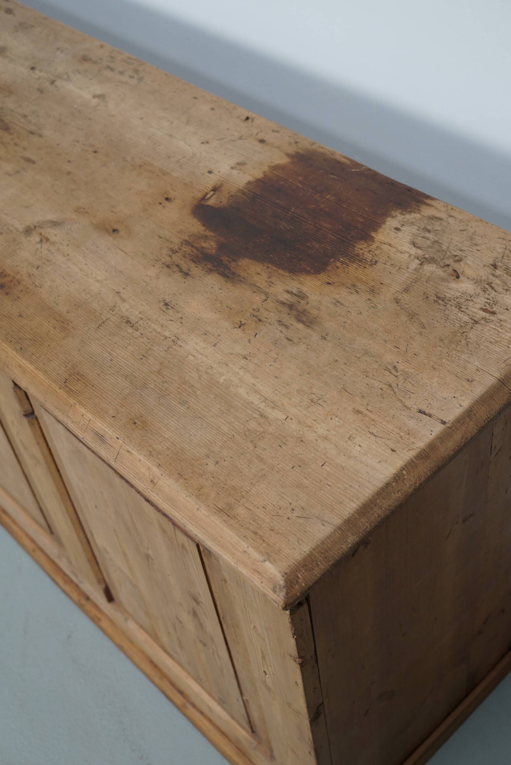 Armoire d'apothicaire / comptoir de magasin rustique en pin allemand vintage, années 1930