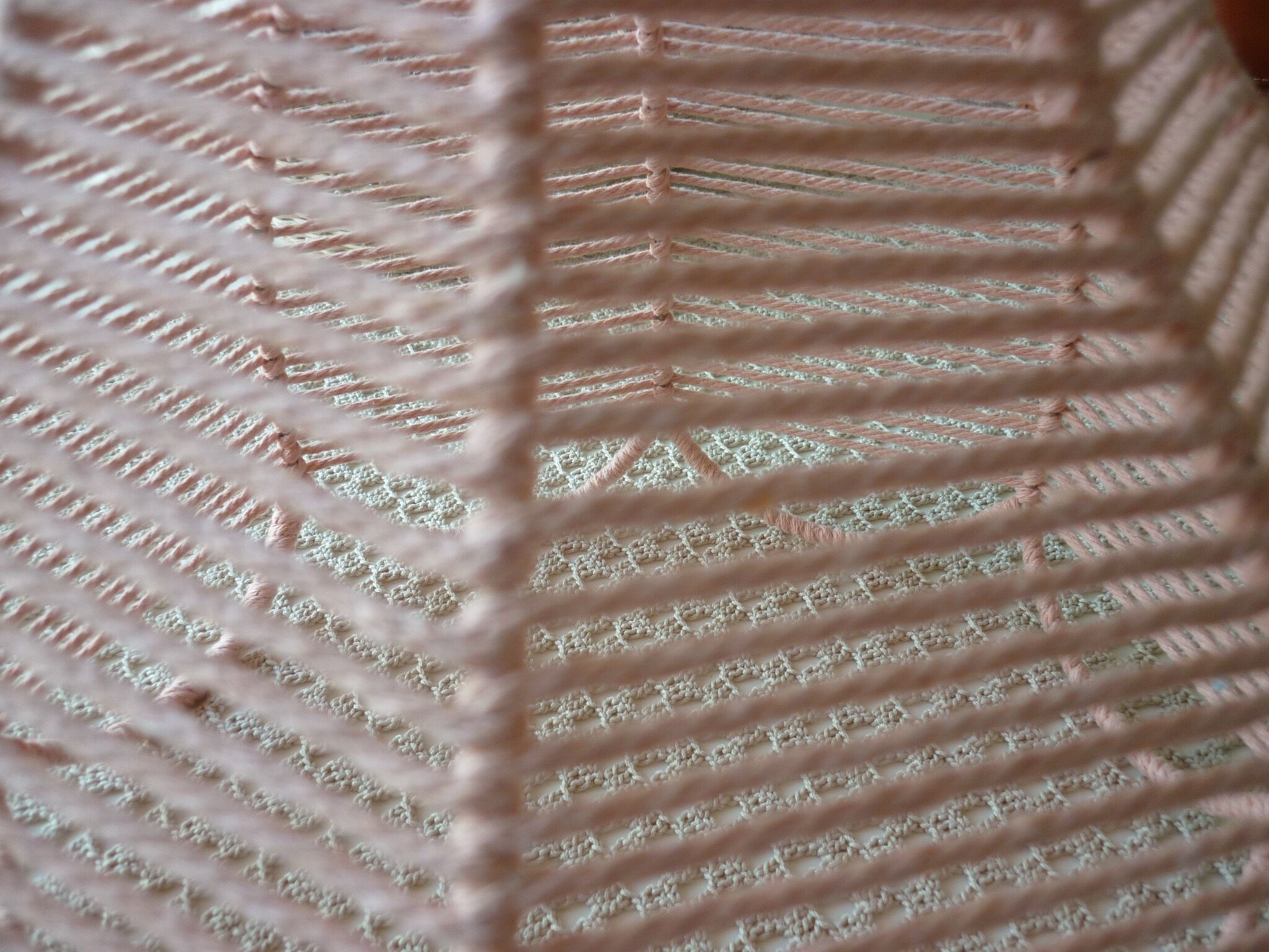 Abat-jour tressé en coton rosé