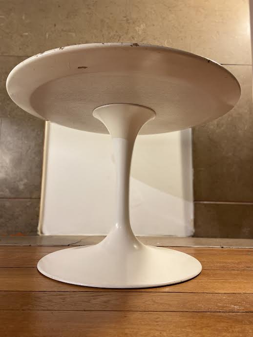 Circular sofa end on white metal leg. XXth work.