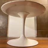 Circular sofa end on white metal leg. XXth work.