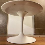 Circular sofa end on white metal leg. XXth work.