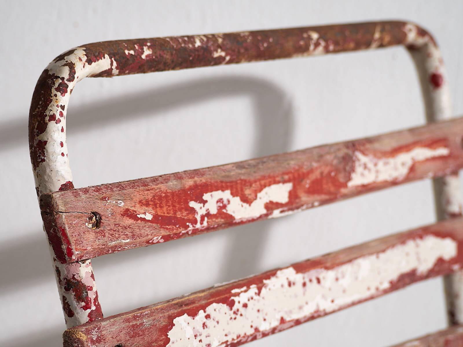 Antique red and white patio chairs (circa 1920). Set of 4 pieces
