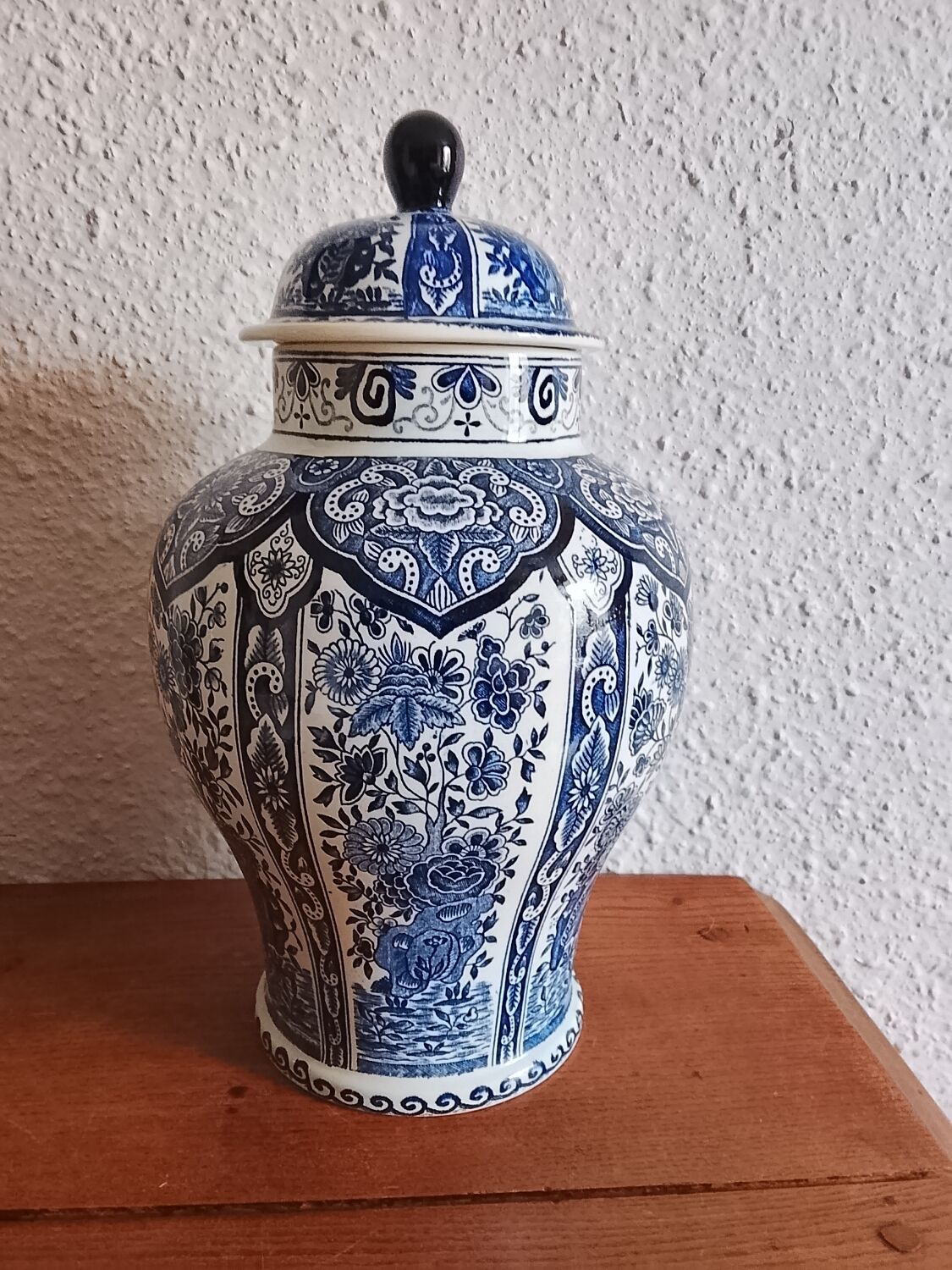 Vase with lid by Boch Delfts