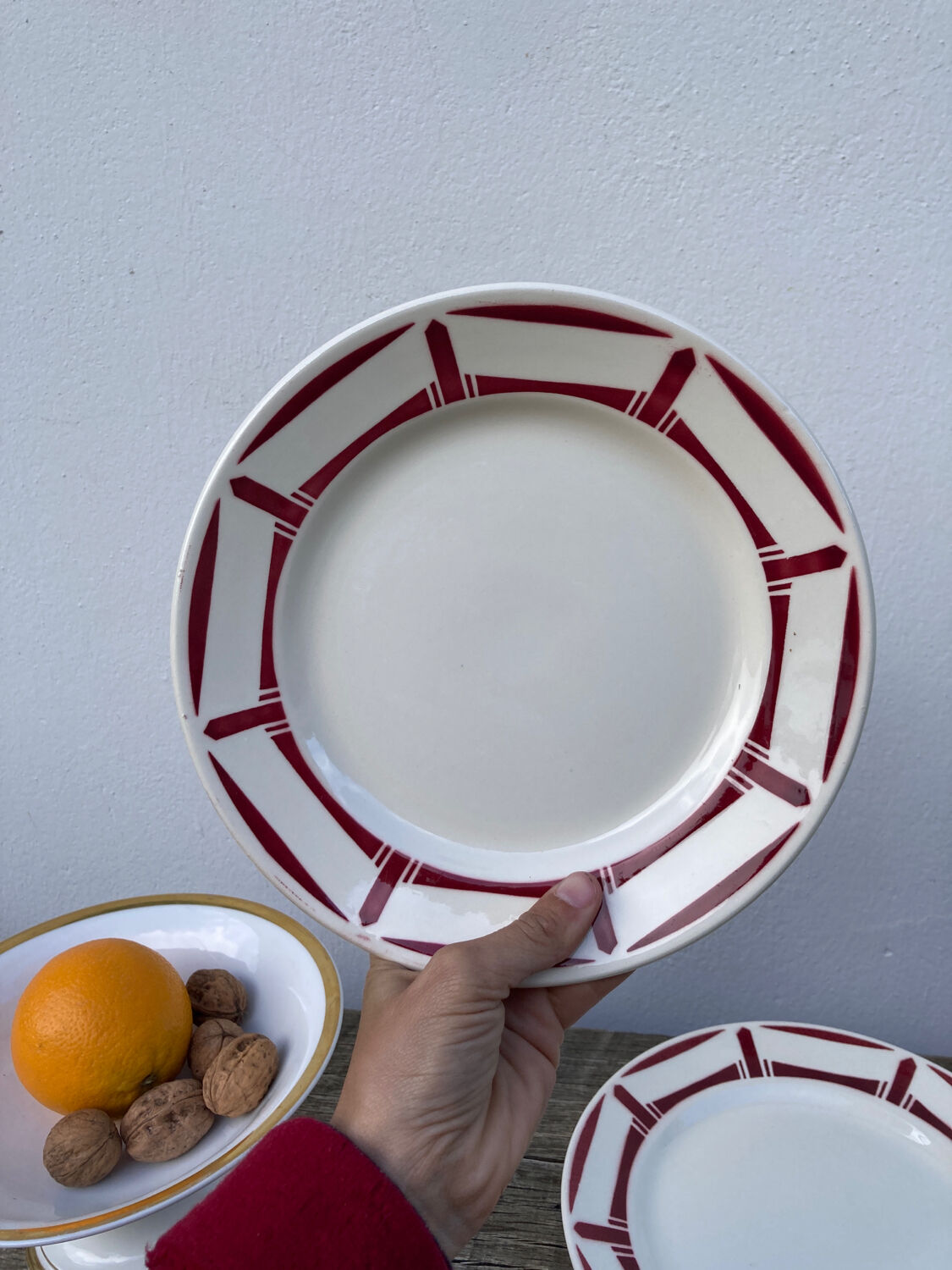 7 flat plates in white and red burgundy porcelain vintage Badonviller model Louise