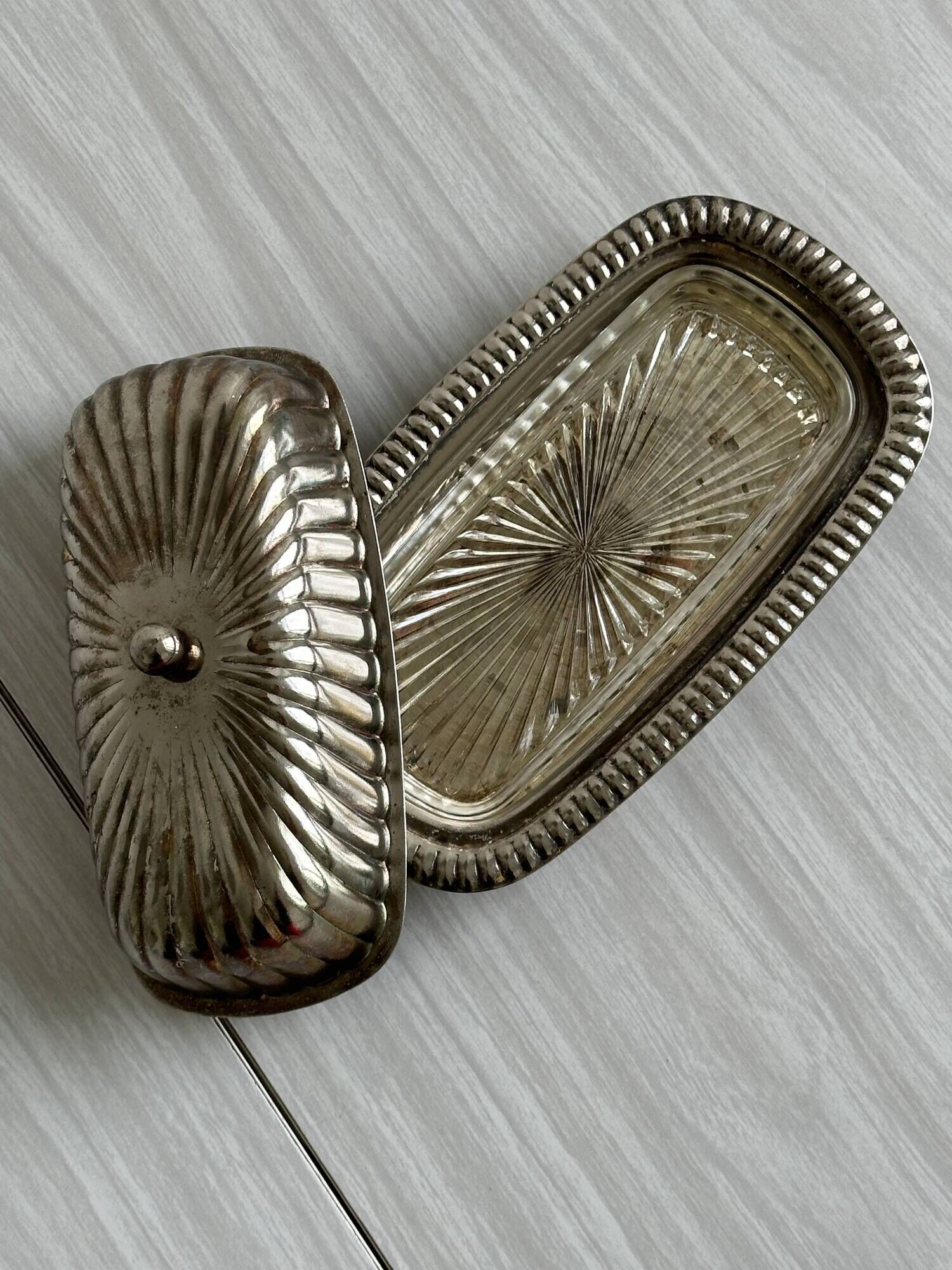 Old English butter dish in silver-plated metal and chiseled crystal.