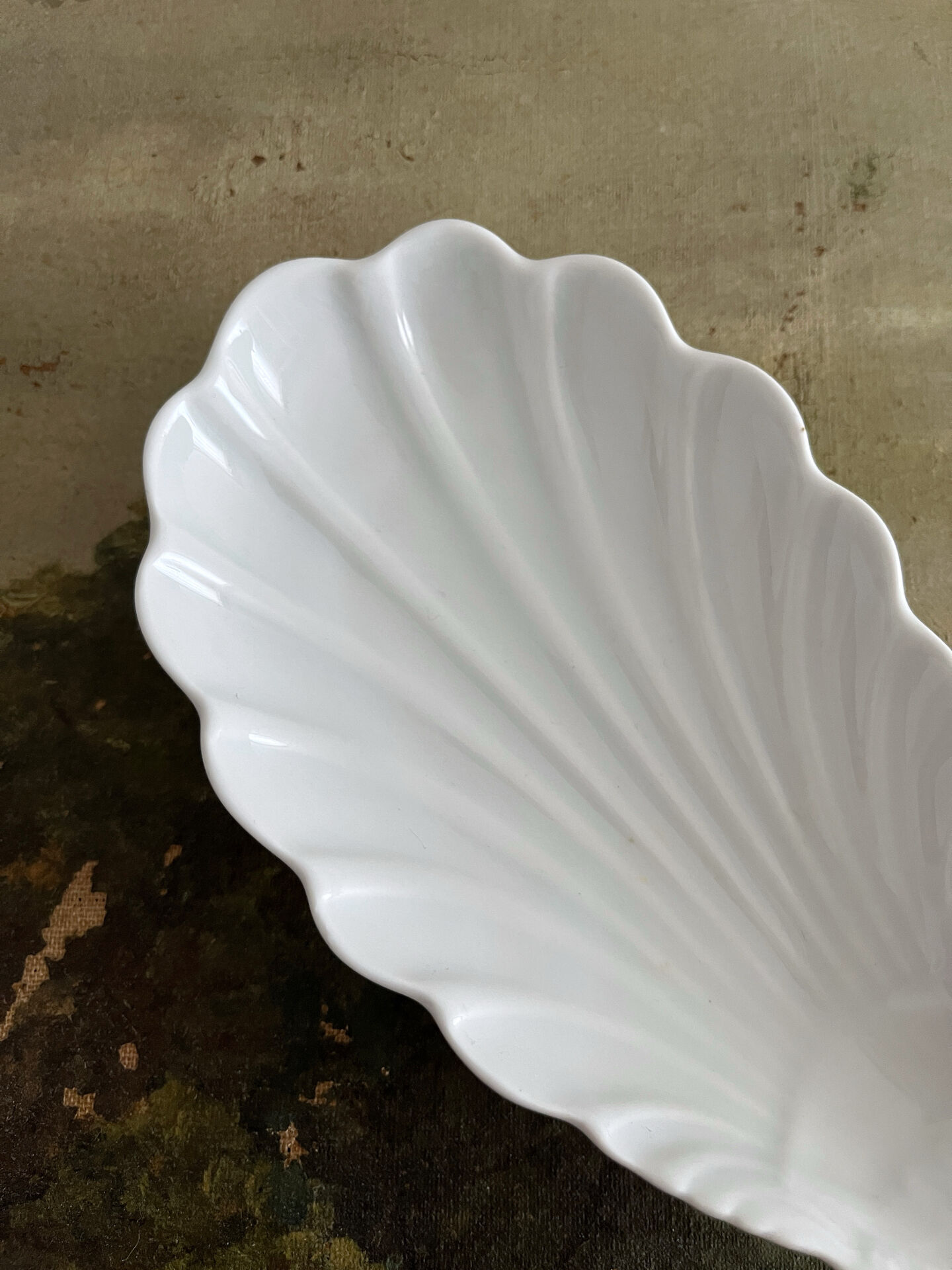 Small shell-shaped ramekin in antique Pillivuyt porcelain.