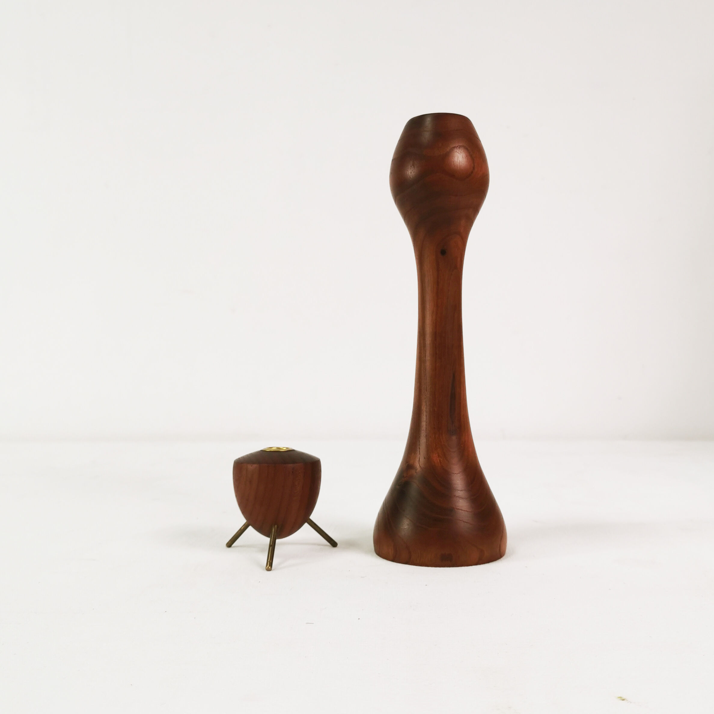 Un ensemble de bougeoirs modernistes en teck, Danemark, années 1960