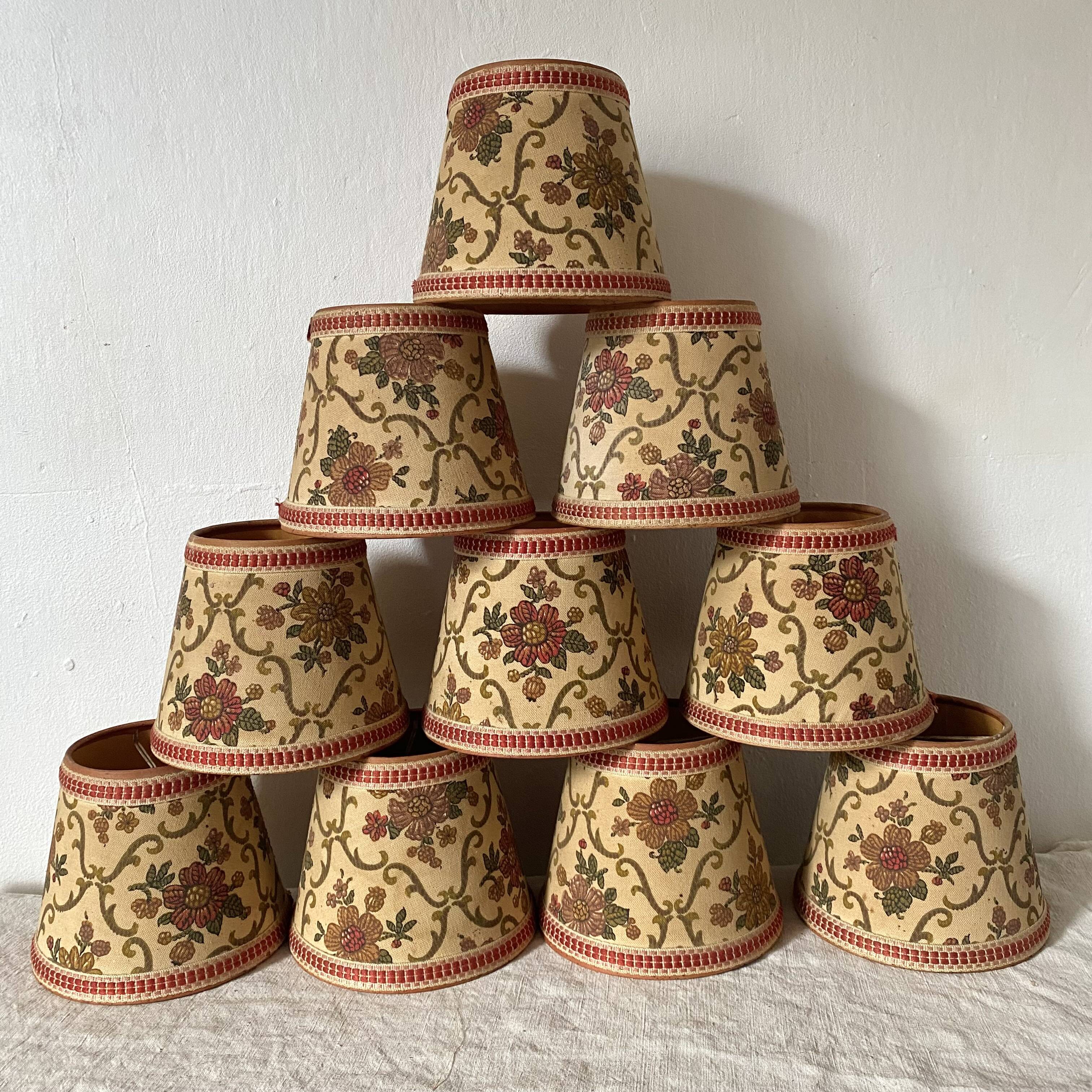 Lot d'abat jours anciens fleuris à clipser
