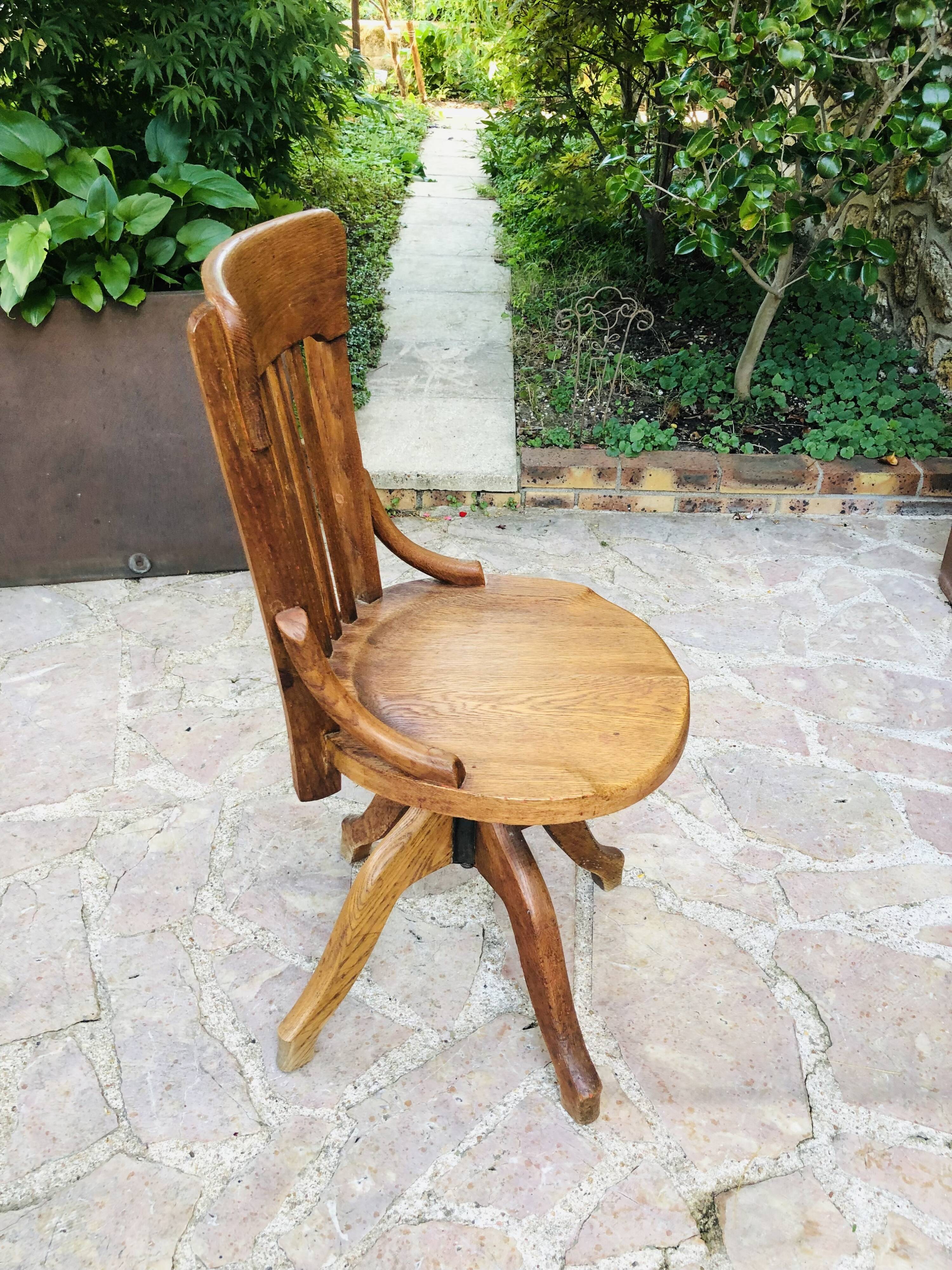 Swivel office chair