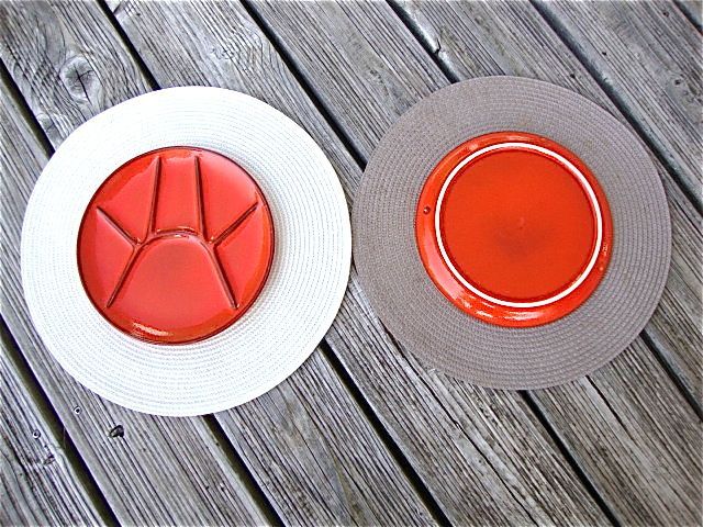 6 compartmentalized plates in red enamelled sandstone