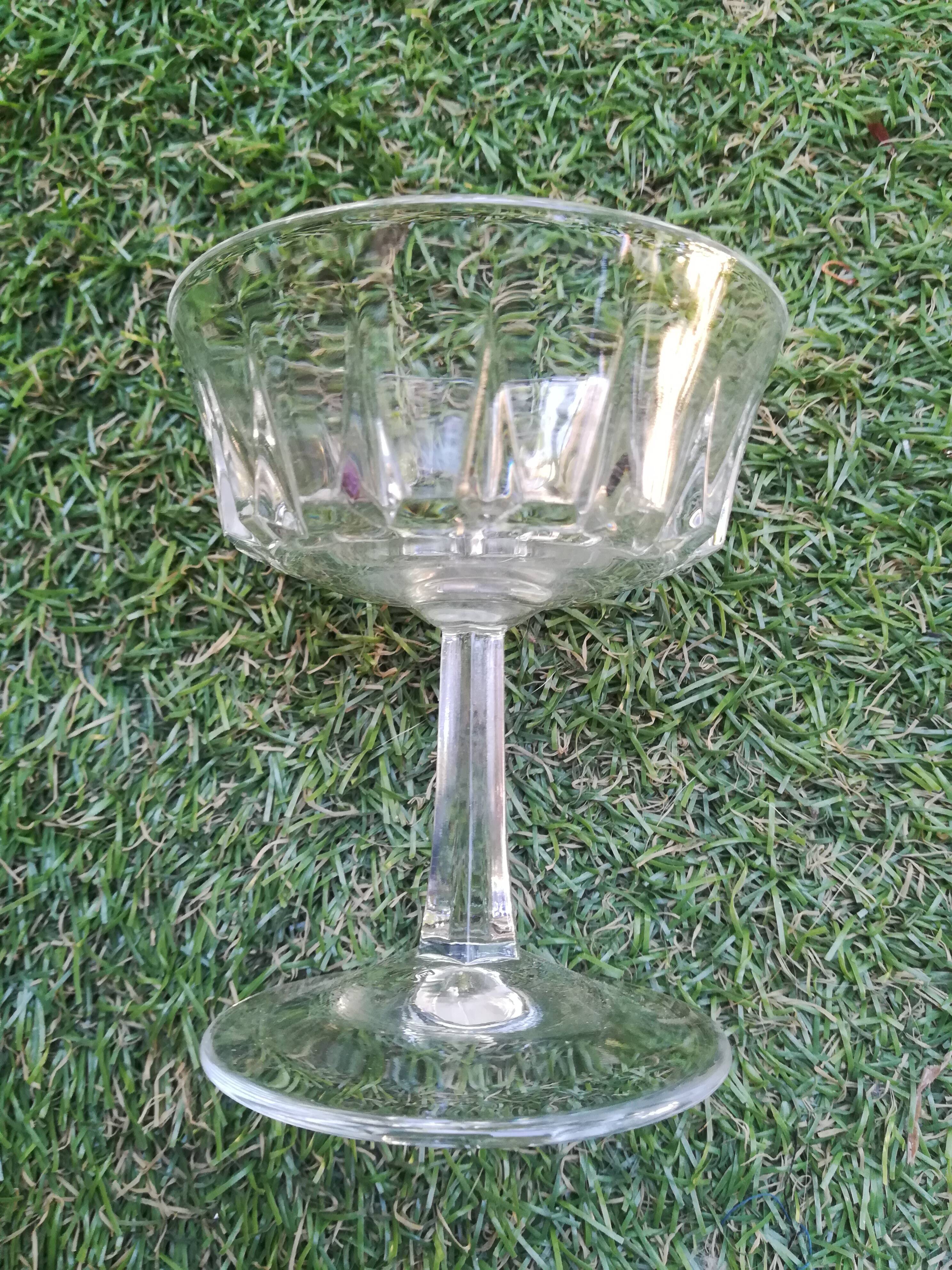 6 champagne glasses on set