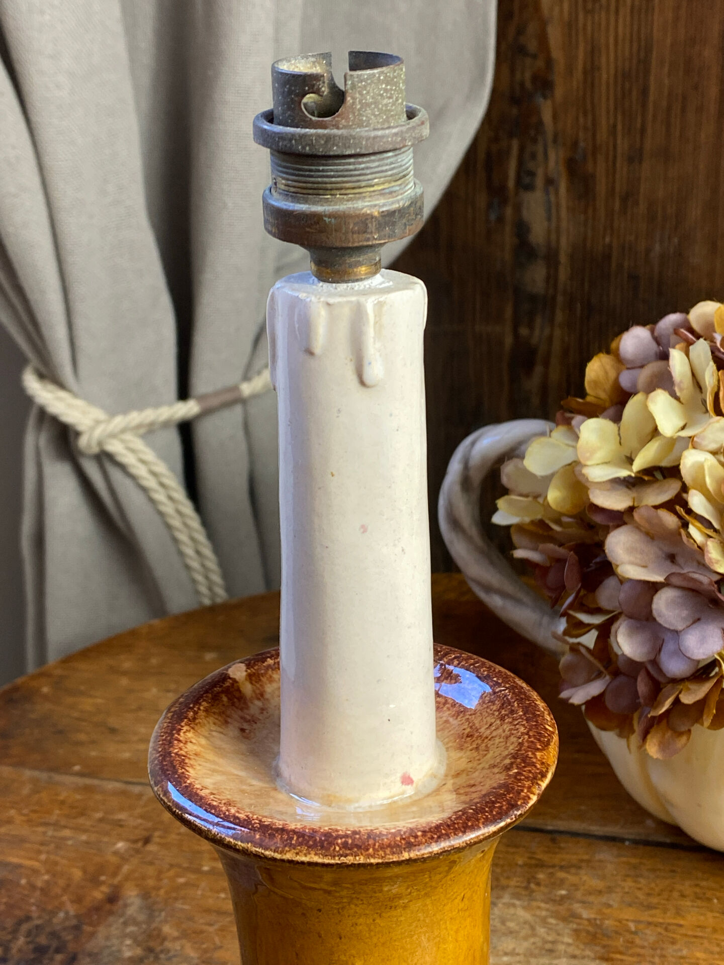Candle holder-style lamp made entirely of ceramic.