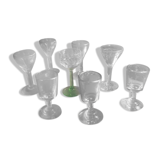 Verres anciens à liqueur
