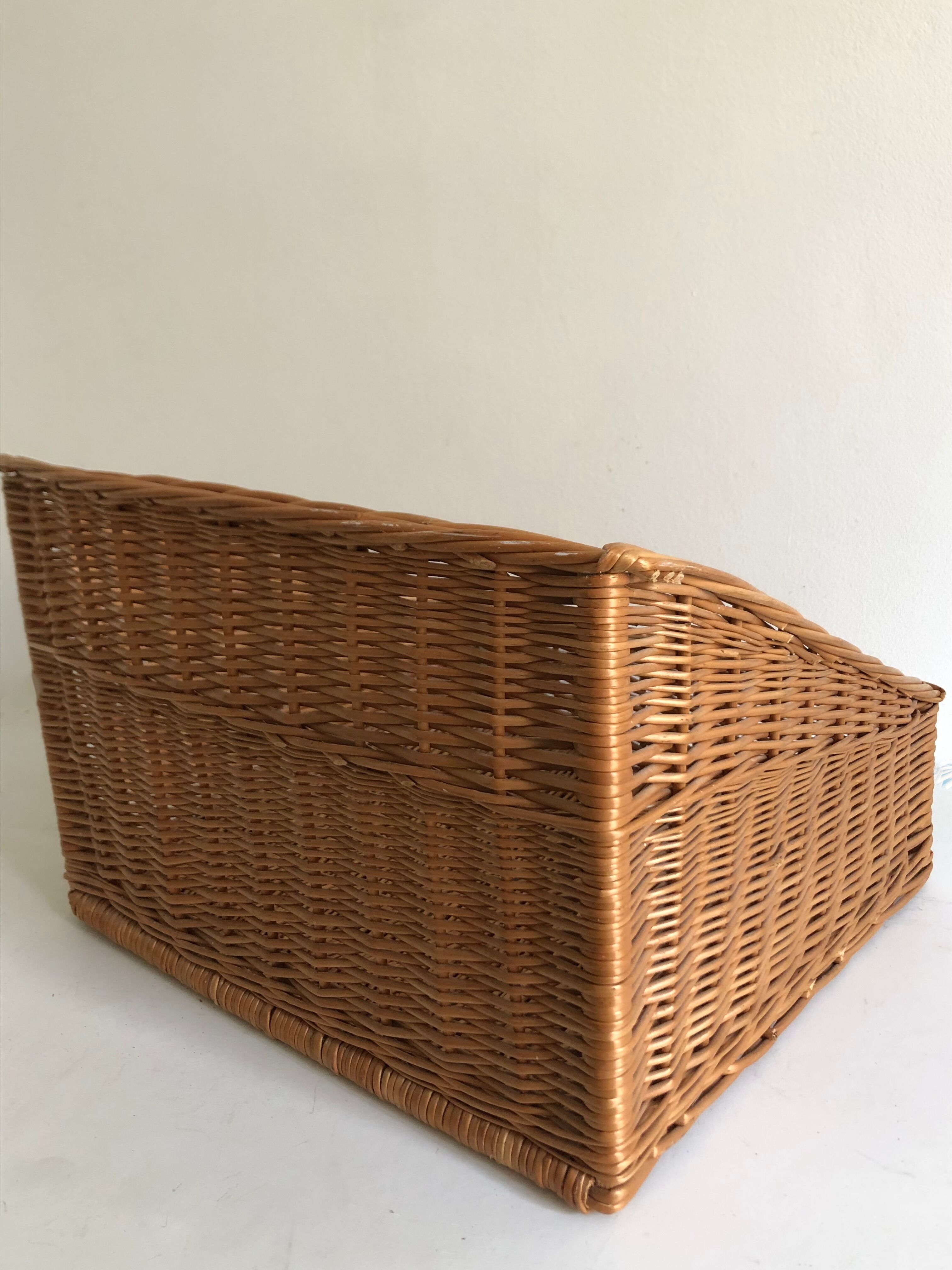 Baker's basket, wicker