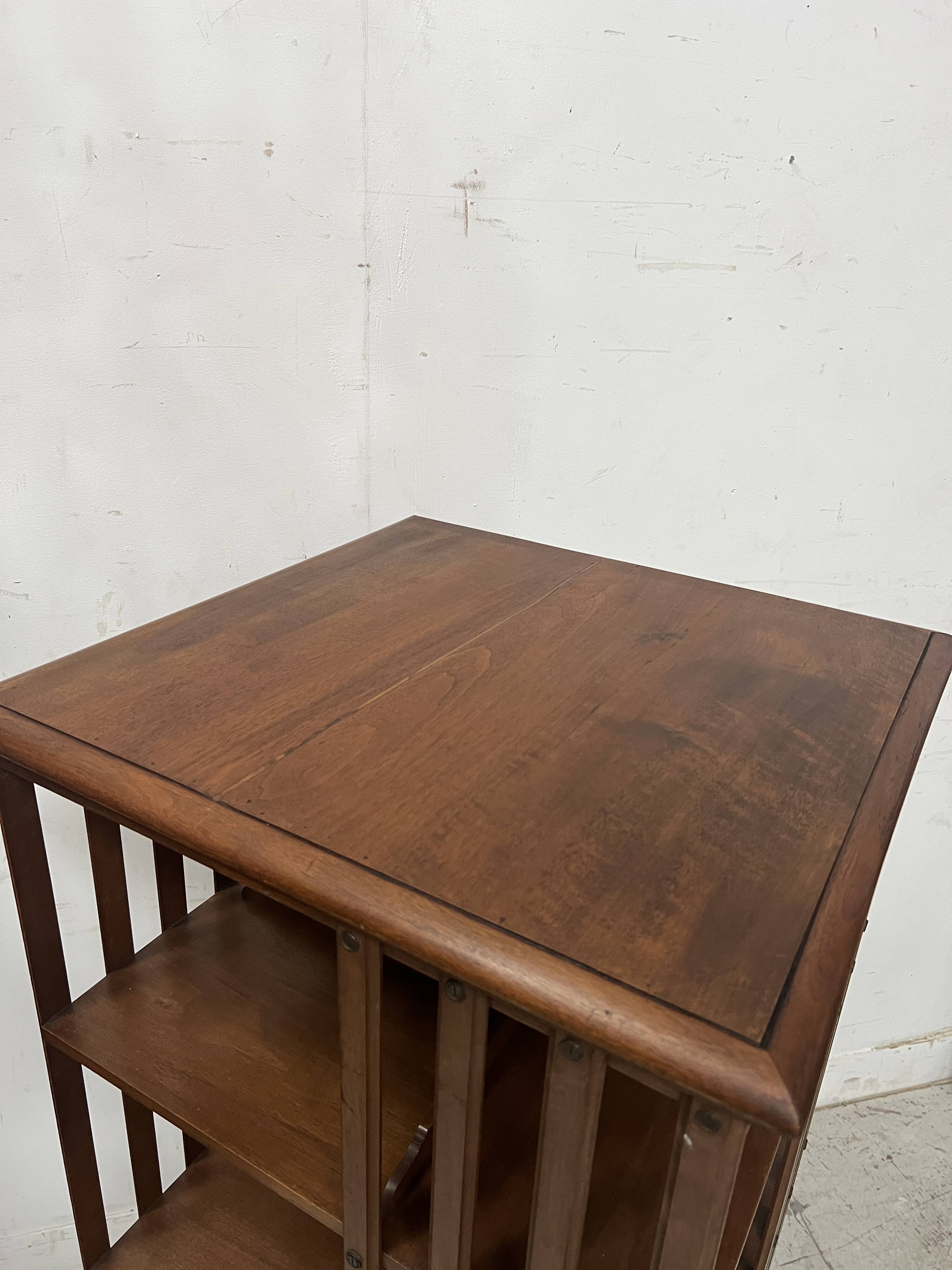 Rotating library in solid walnut, 20th century.