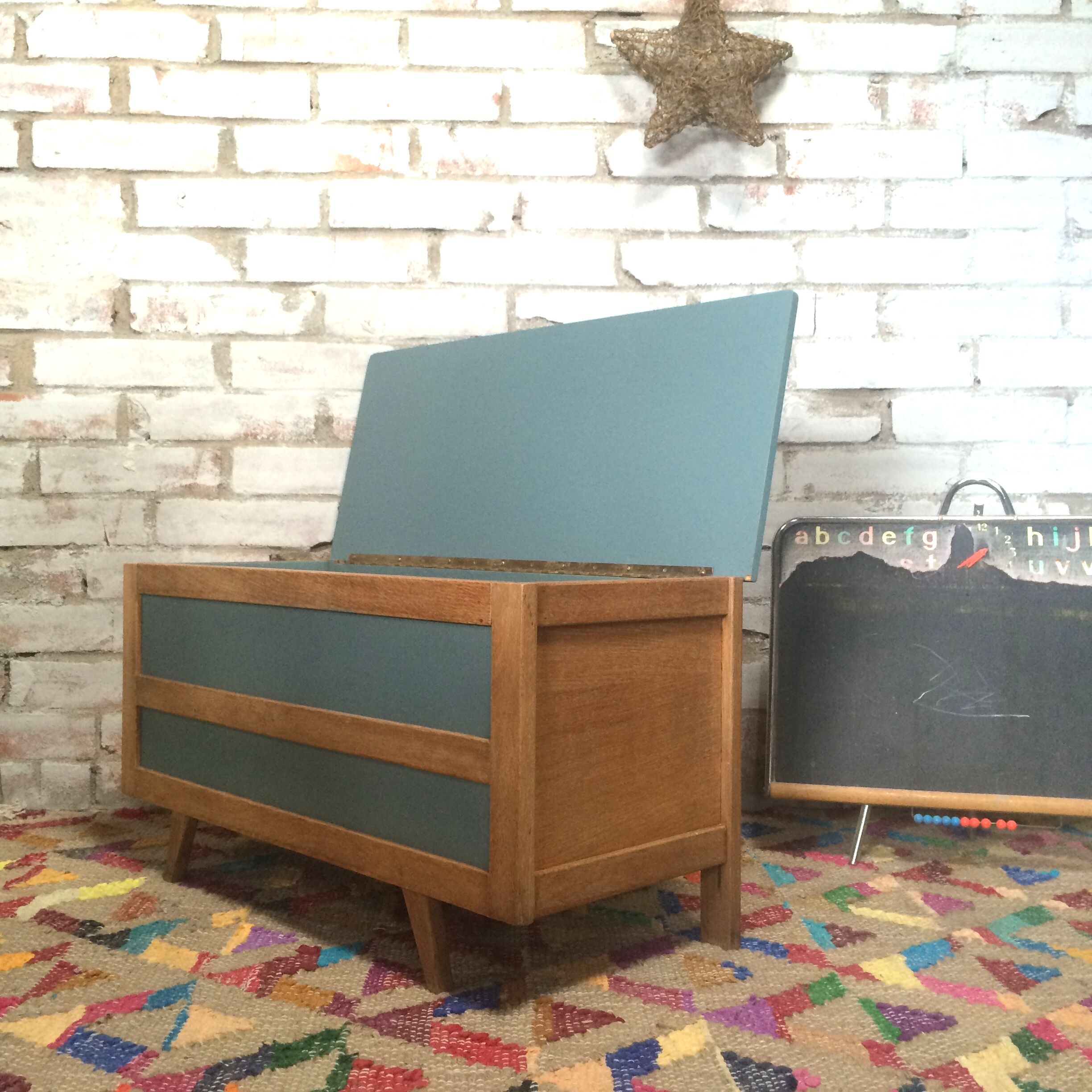 Compass legs storage trunk