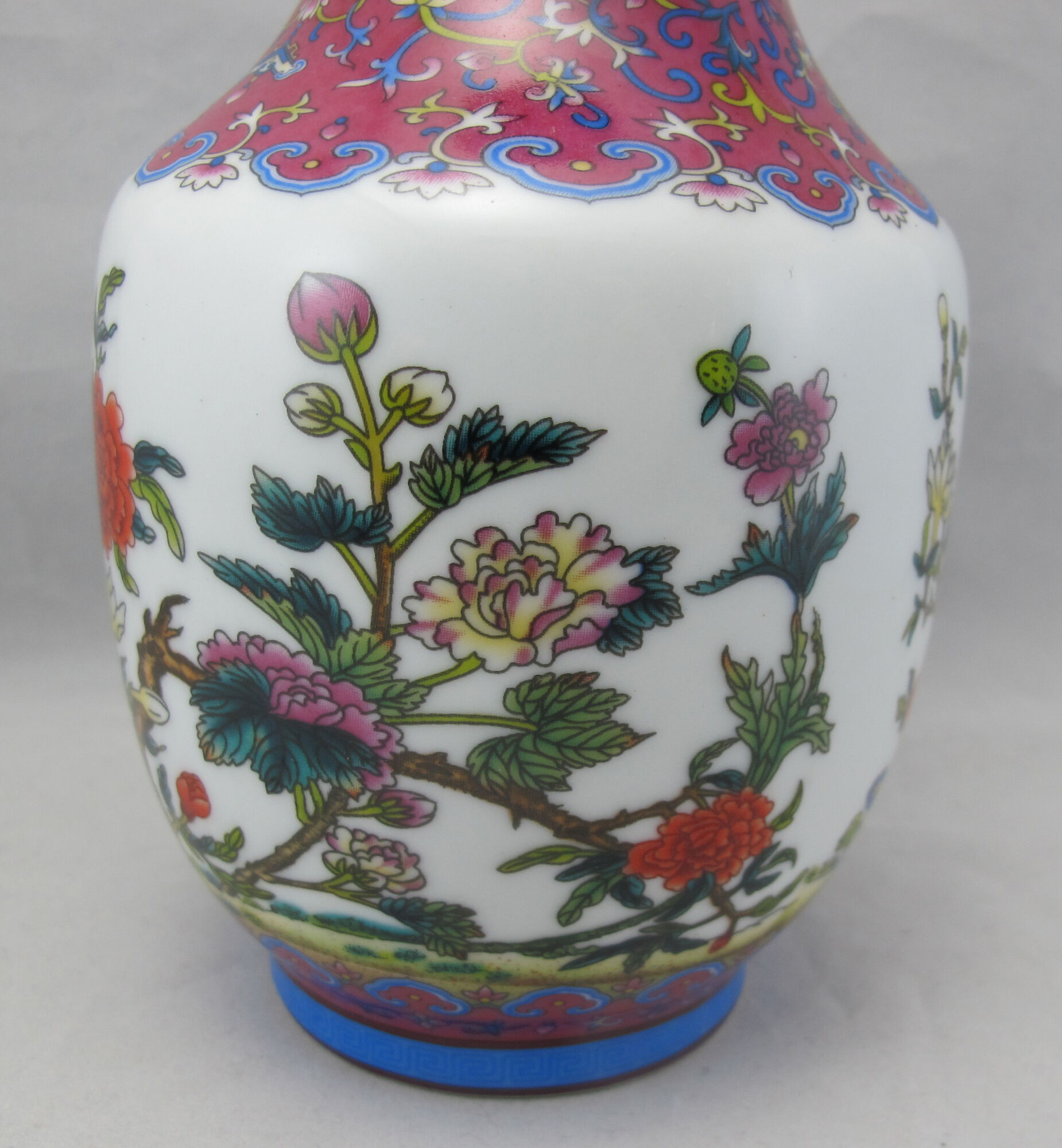 small pink family vase in Chinese porcelain China