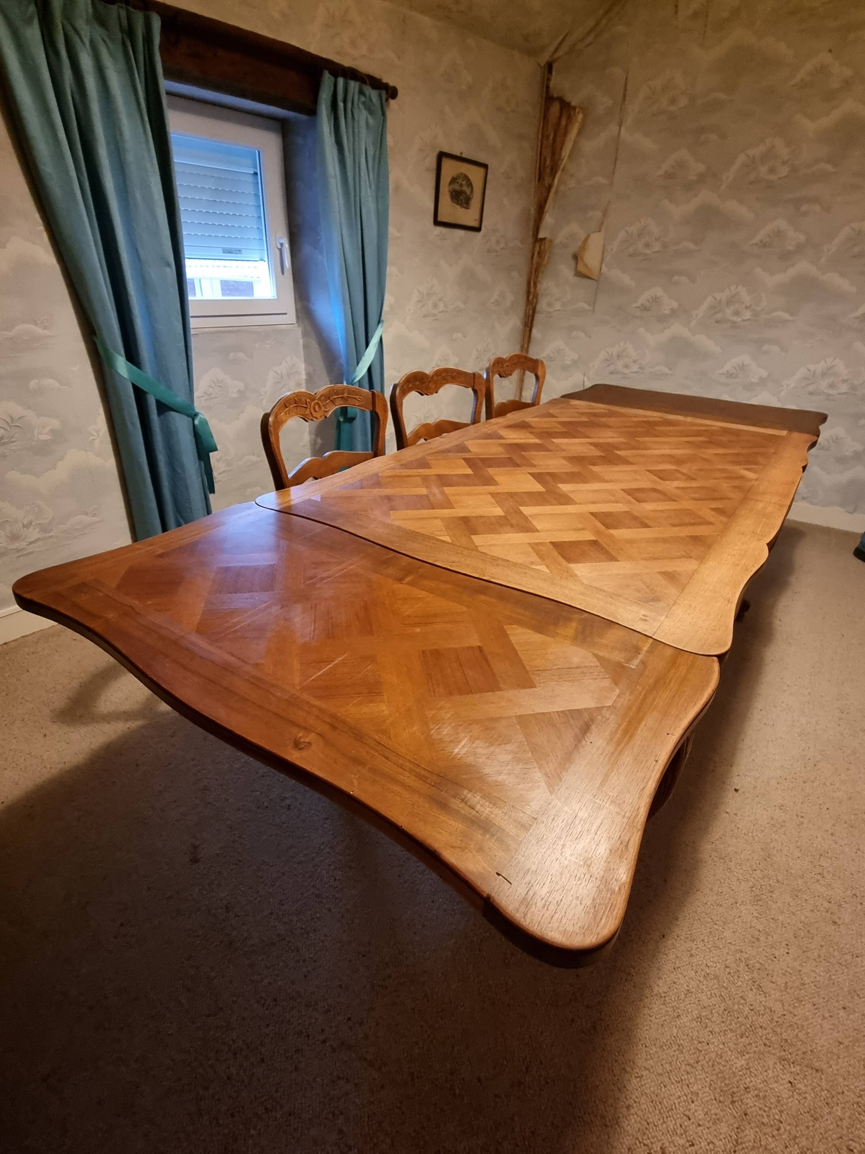 Extendable dining table + Provençal style chairs